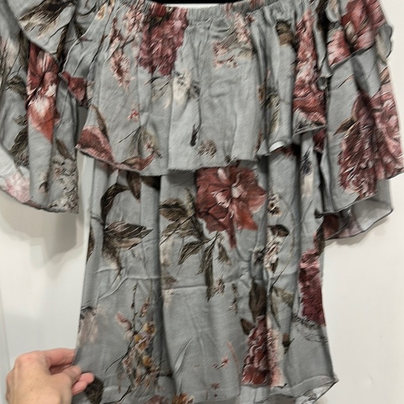 Gray Floral Off-Shoulder Top‎ - Picture 6 of 7
